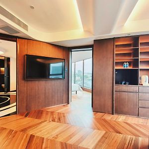 270-Degree Deluxe Landscape Diamond Family Suite